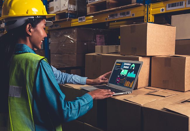 Operadora acompanhando o painel de controle no notebook
